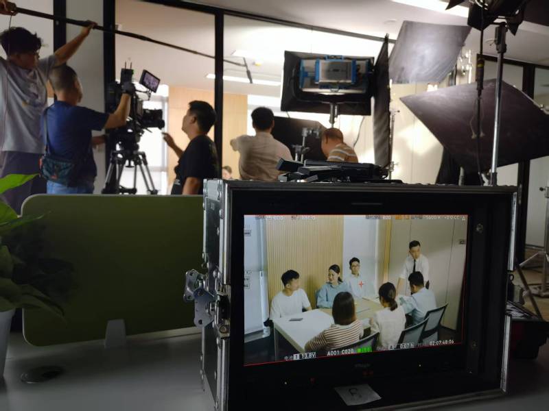 天台县TVC拍摄公司：科技产品视觉化大师，诠释未来感与功能美学